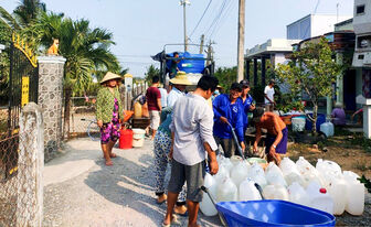 Người dân xã Long Hòa chở nước ngọt đến hỗ trợ bà con vùng hạn hán