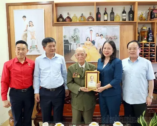 Quyền Chủ tịch nước Võ Thị Ánh Xuân thăm, tặng quà chiến sỹ Điện Biên
