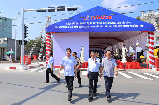 Phó Chủ tịch UBND tỉnh An Giang Lê Văn Phước kiểm tra công tác chuẩn bị lễ thông xe cầu Châu Đốc