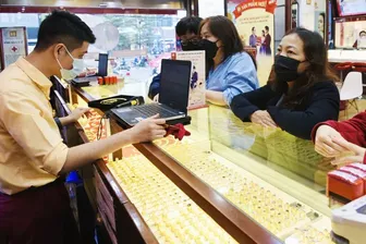 Giá vàng miếng biến động mạnh, người dân chen chân mua vàng nhẫn