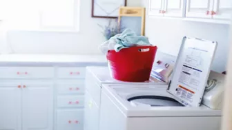 Có nên đóng nắp máy giặt khi giặt xong?