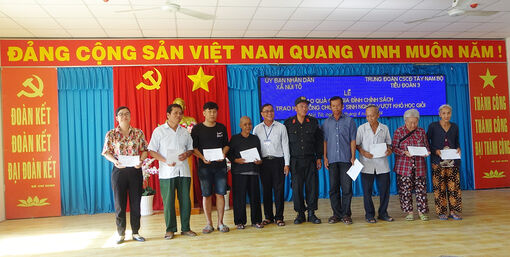 Trung đoàn Cảnh sát cơ động Tây Nam Bộ tặng quà gia đình chính sách huyện Tri Tôn