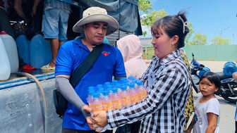 Khám bệnh, cấp thuốc miễn phí và tặng quà cho người dân phường Nhơn Hưng