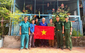 Tặng cờ Tổ quốc cho hộ nghèo 2 xã biên giới Vĩnh Xương và Phú Lộc