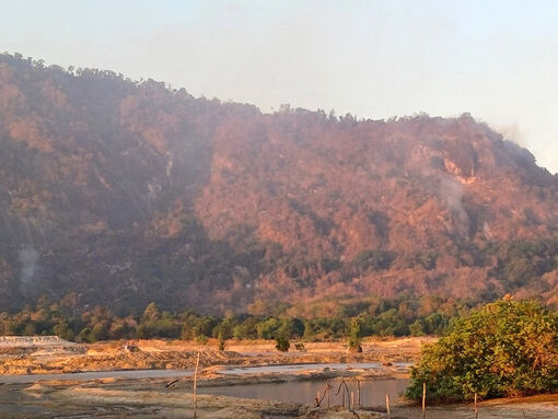 Huy động lực lượng gần 300 người, quyết tâm dập tắt các điểm cháy trên núi Tô