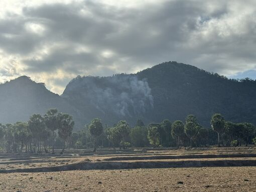 Xuất hiện đám cháy nhỏ vách núi Tô, Tri Tôn huy động hơn 300 người xử lý dứt điểm