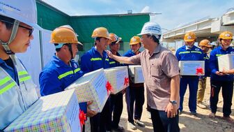 Ban Quản lý dự án đầu tư xây dựng công trình giao thông và nông thôn tỉnh An Giang tặng quà công nhân thi công đường cao tốc