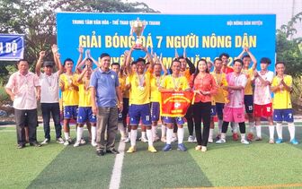 Đội bóng xã Long Điền B vô địch Giải Bóng đá 7 người nông dân huyện Chợ Mới