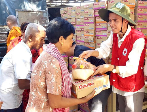 Hội Chữ thập đỏ tỉnh An Giang tặng 300 phần quà cho bà con Khmer