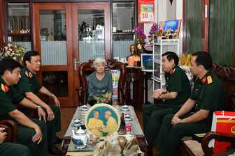 Tổng cục Chính trị thăm, tặng quà gia đình thượng tướng Bùi Văn Huấn