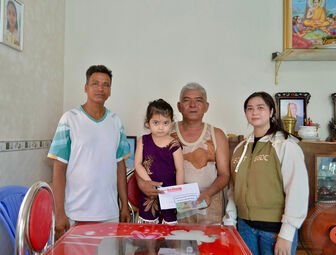 Khám bệnh, cấp thuốc miễn phí và tặng quà cho người dân phường Nhơn Hưng