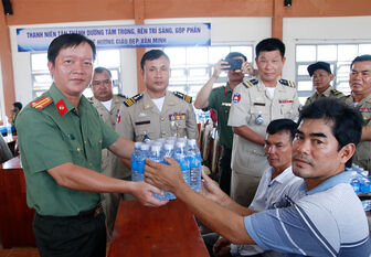 Công an An Giang và Công an Kandal tặng 72.000 chai nước lọc cho người dân Gò Công Đông