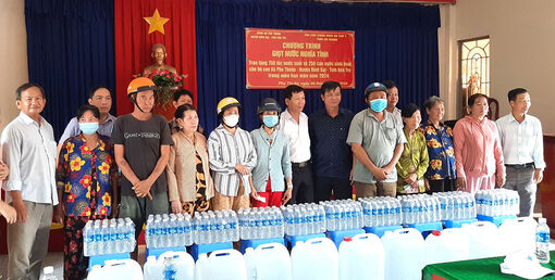 Chi cục Chăn nuôi và Thú y An Giang trao tặng nước uống và nước sinh hoạt cho 500 người dân Bến Tre