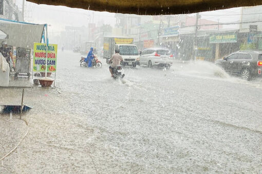 TP.HCM đón trận mưa lớn nhất từ đầu năm, nhiều tuyến đường ngập úng