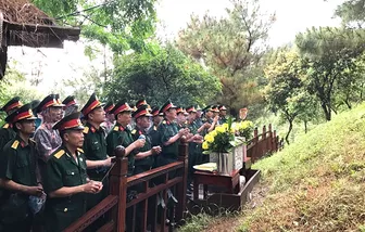 Hàng nghìn người dân viếng mộ tri ân Đại tướng Võ Nguyên Giáp