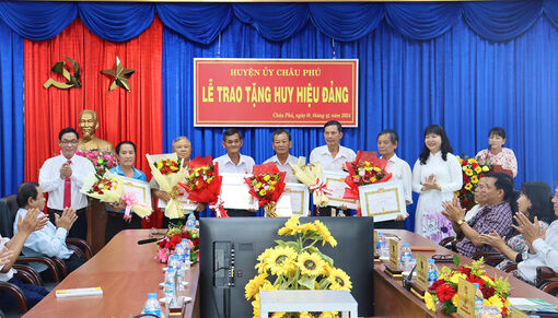 Ban Thường vụ Huyện ủy Châu Phú trao Huy hiệu Đảng đối với đảng viên cao niên tuổi Đảng