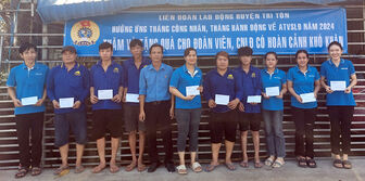 Liên đoàn Lao động huyện Tri Tôn thăm, tặng quà công nhân doanh nghiệp chưa có tổ chức công đoàn