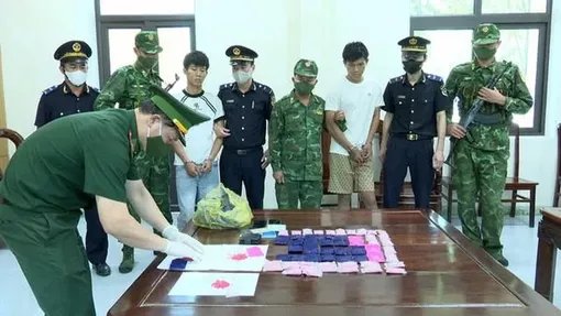 Bắt 2 đối tượng vận chuyển ma túy vào Việt Nam