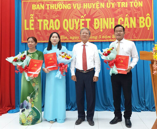 Thêm 3 cán bộ huyện Tri Tôn nhận nhiệm vụ mới