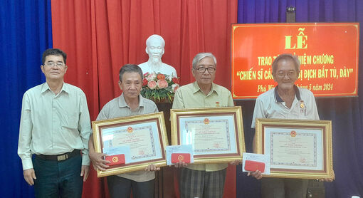 UBND huyện Phú Tân trao tặng Kỷ niệm chương cho chiến sĩ cách mạng bị địch bắt tù, đày
