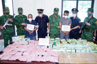 Bắt 2 kẻ vận chuyển 70 kg ma túy về Việt Nam