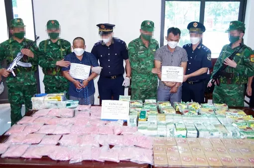 Bắt 2 kẻ vận chuyển 70 kg ma túy về Việt Nam