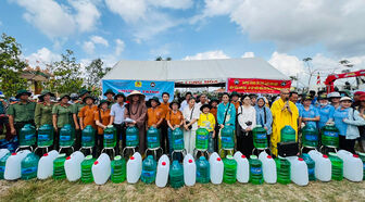 Gần 2.000 bình nước lọc cho người dân huyện Gò Công Tây