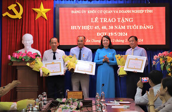 Ban Thường vụ Đảng ủy Khối tỉnh An Giang trao tặng Huy hiệu 45, 40 năm, 30 năm tuổi Đảng cho đảng viên