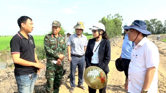 Bí thư và Chủ tịch UBND huyện An Phú khảo sát tiến độ thi công tuyến đường dân sinh 3 xã biên giới