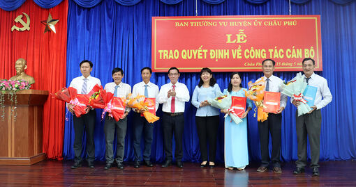 5 cán bộ huyện Châu Phú nhận nhiệm vụ mới