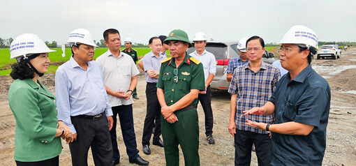 Phó Chủ tịch UBND tỉnh An Giang Nguyễn Thị Minh Thúy khảo sát các công trình trọng điểm