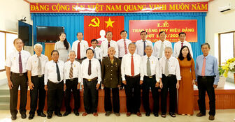 Ban Thường vụ Huyện ủy Tri Tôn trao Huy hiệu Đảng cho 19 đảng viên