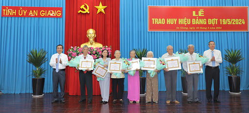 Ban Thường vụ Tỉnh ủy An Giang trao Huy hiệu Đảng đợt 19/5