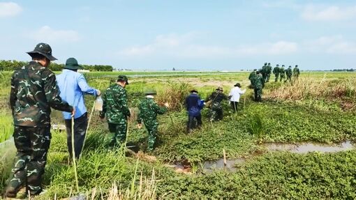 Bí thư Thị ủy và Chủ tịch UBND TX. Tân Châu khảo sát đường biên và cột mốc biên giới