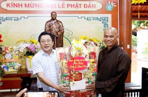 Giám đốc Công an An Giang thăm, chúc mừng Đại lễ Phật đản, tại Thiền viện Trúc Lâm An Giang