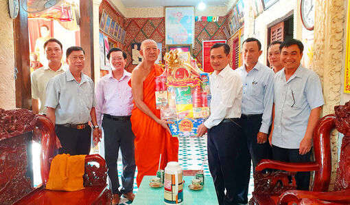 Phó Bí thư Thị ủy Tịnh Biên Nguyễn Thanh Tân thăm, chúc mừng Đại lễ Phật đản Phật lịch 2568 - Dương lịch 2024