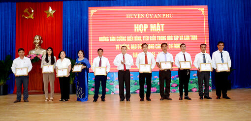 Ban Thường vụ Huyện ủy An Phú họp mặt điển hình học tập và làm theo gương Bác Hồ