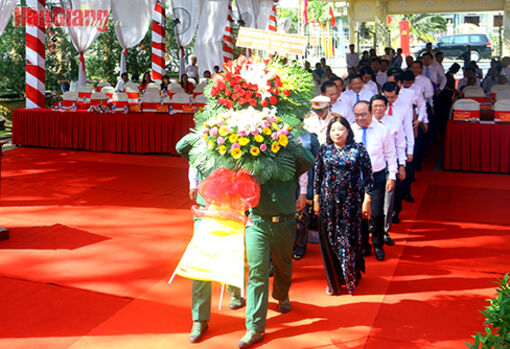 Hậu Giang: Dâng hương, dâng hoa viếng Bác và trao tặng huy hiệu Đảng