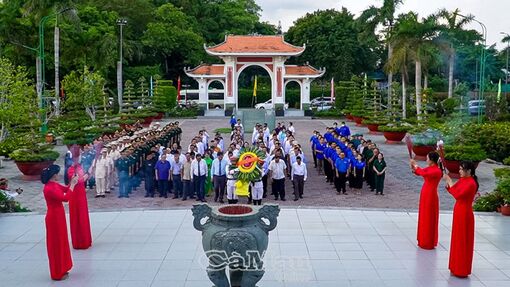 Hậu Giang: Dâng hương, dâng hoa viếng Bác và trao tặng huy hiệu Đảng