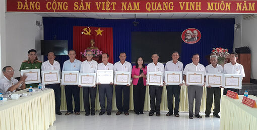 Huyện ủy Phú Tân trao Huy hiệu Đảng cho 24 đảng viên đợt 19/5