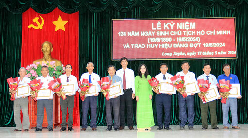 Thành ủy TP. Long Xuyên trao Huy hiệu Đảng và Kỷ niệm chương Chiến sĩ cách mạng bị địch bắt, tù đày