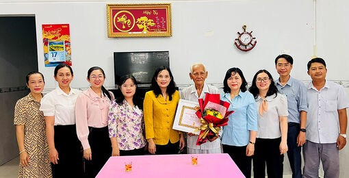 Thường trực Thành ủy Long Xuyên trao Huy hiệu Đảng tại nhà cho đảng viên cao niên