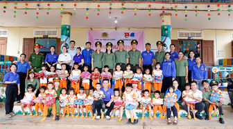 Ban Thanh niên, Ban Phụ nữ và Ban Công đoàn Công an An Giang 
tổ chức hoạt động thiện nguyện tại Đắk Lắk