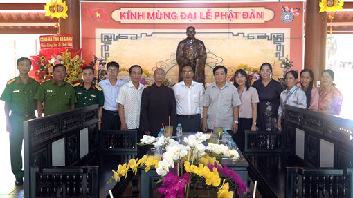 Bí thư Huyện ủy Thoại Sơn thăm, chúc mừng Đại lễ Phật đản 2568 (Dương lịch 2024)
