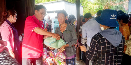 Tặng 200 phần quà cho hộ nghèo đồng bào dân tộc thiểu số Khmer xã An Cư