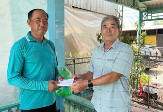 Phó Bí thư Thường trực Huyện ủy An Phú thăm và hỗ trợ 3 hộ dân có nhà bị tốc mái