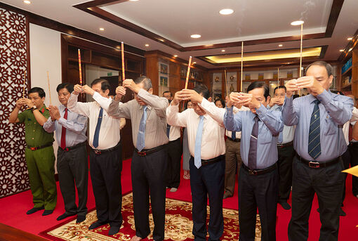 Lãnh đạo tỉnh An Giang dâng hoa, dâng hương Bác Hồ, Bác Tôn tại Nhà truyền thống Tỉnh ủy
