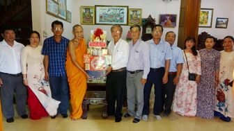 Bí thư Huyện ủy Tri Tôn chúc mừng lễ Phật đản