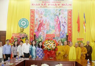 Bí thư Thành ủy, Chủ tịch HĐND TP. Long Xuyên Đặng Thị Hoa Rây thăm, chúc mừng Đại lễ Phật đản