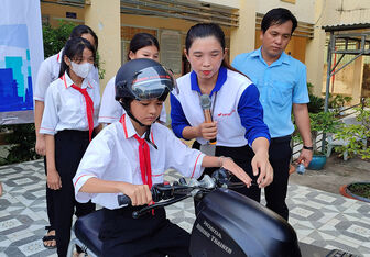 Hơn 600 học sinh ở huyện Phú Tân được tập huấn kiến thức và kỹ năng lái xe an toàn